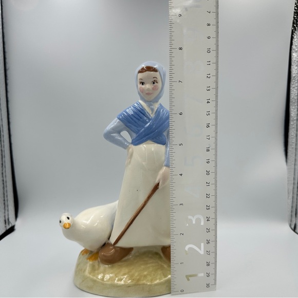 Vintage 1975 Duncan Ceramics Production Inc. Farm Girl With Goose - Picture 10 of 10